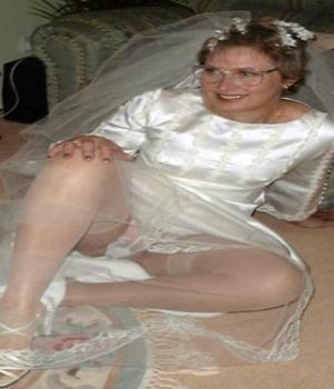 Matured Girlfriend Wedding Day Upskirt